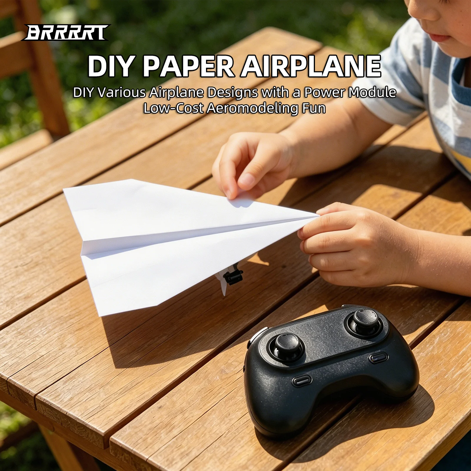 Antriebsmodul wird am Papierflieger montiert